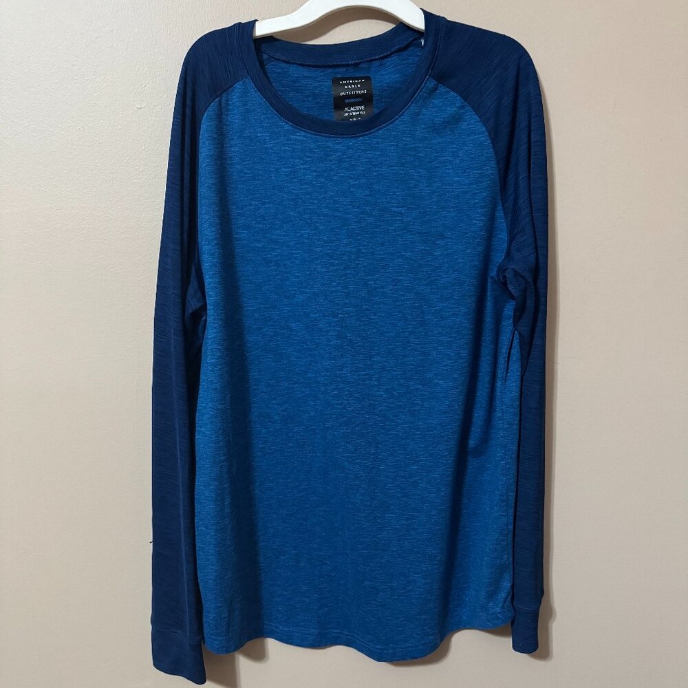 270— American Eagle 360° Extreme Flex Long Sleeve Tee (M)